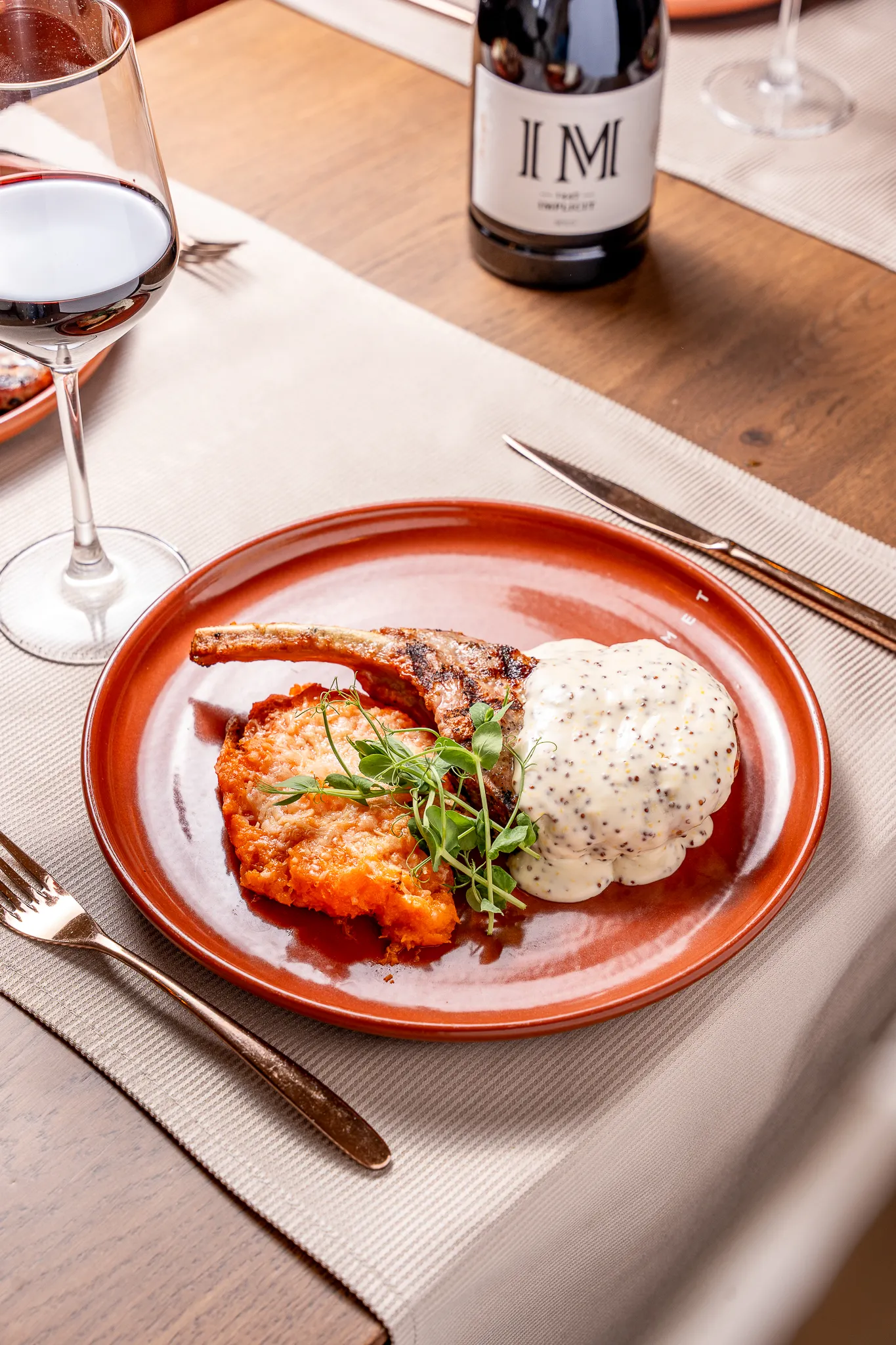 T-Bone de porc cu cartof dulce copt și  sos de muștar cu miere 