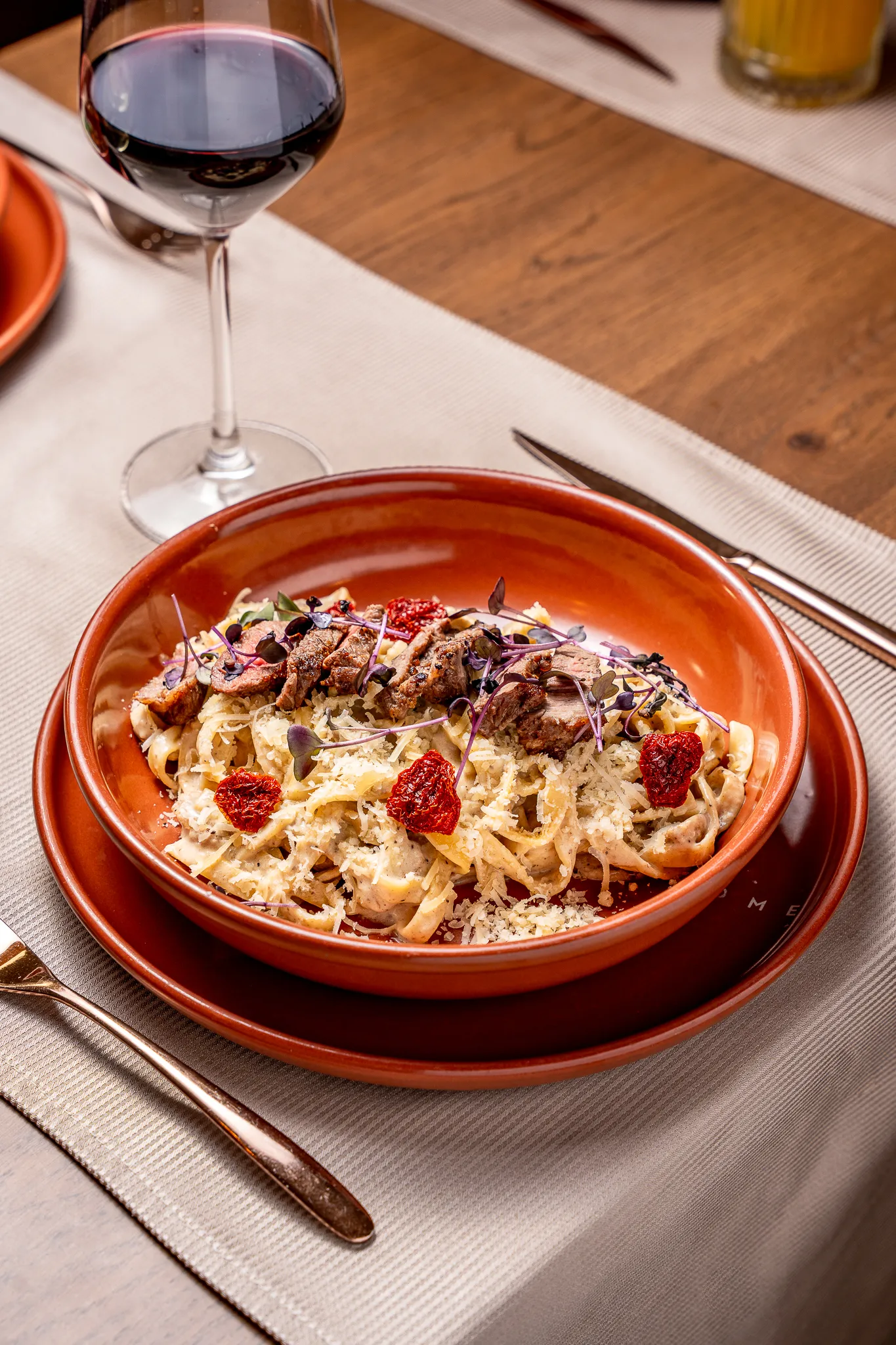 Tagliatelle cu trufe, hribi și vită