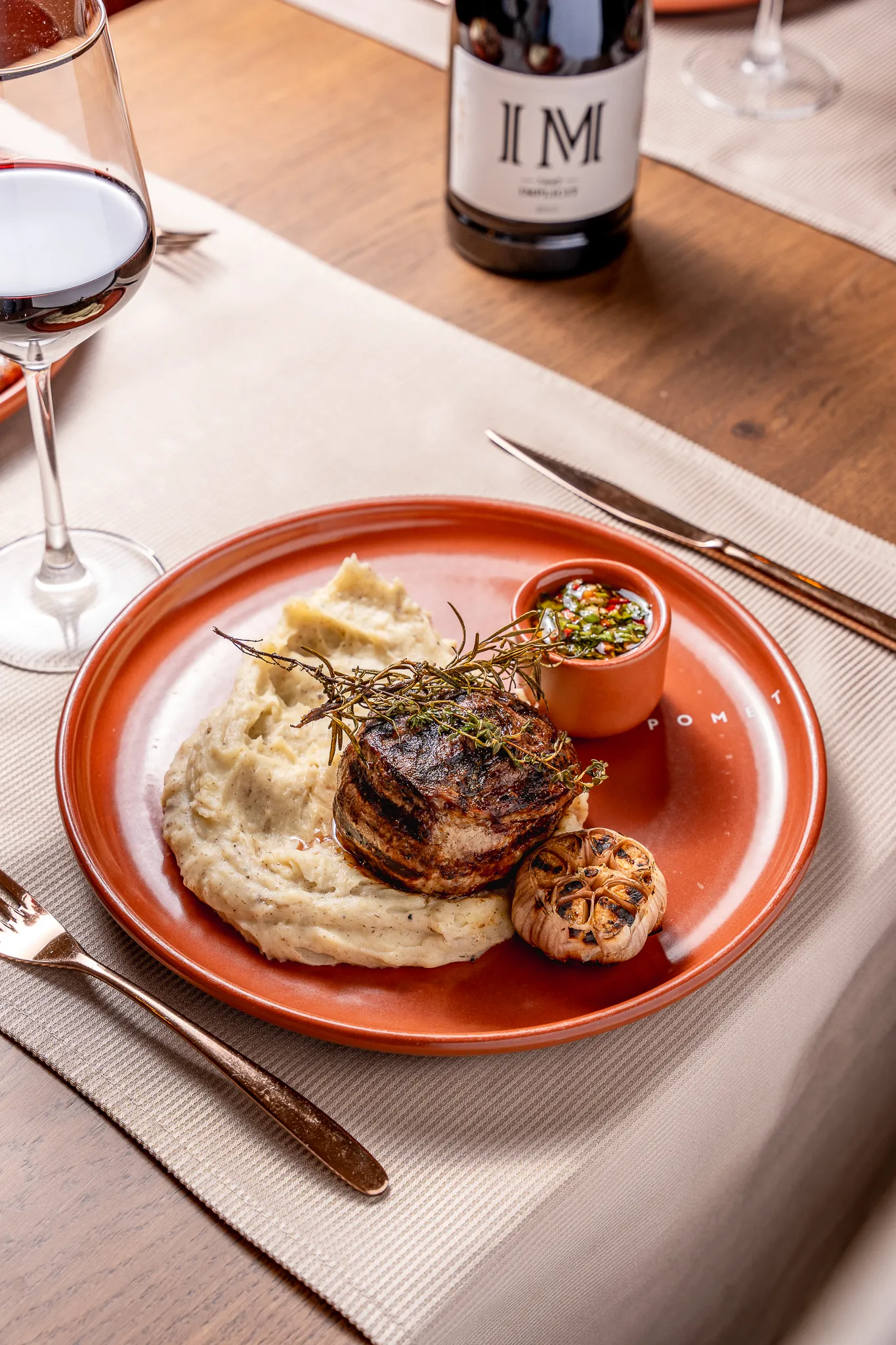 Mușchi de vită cu piure de trufe și sos chimichurri