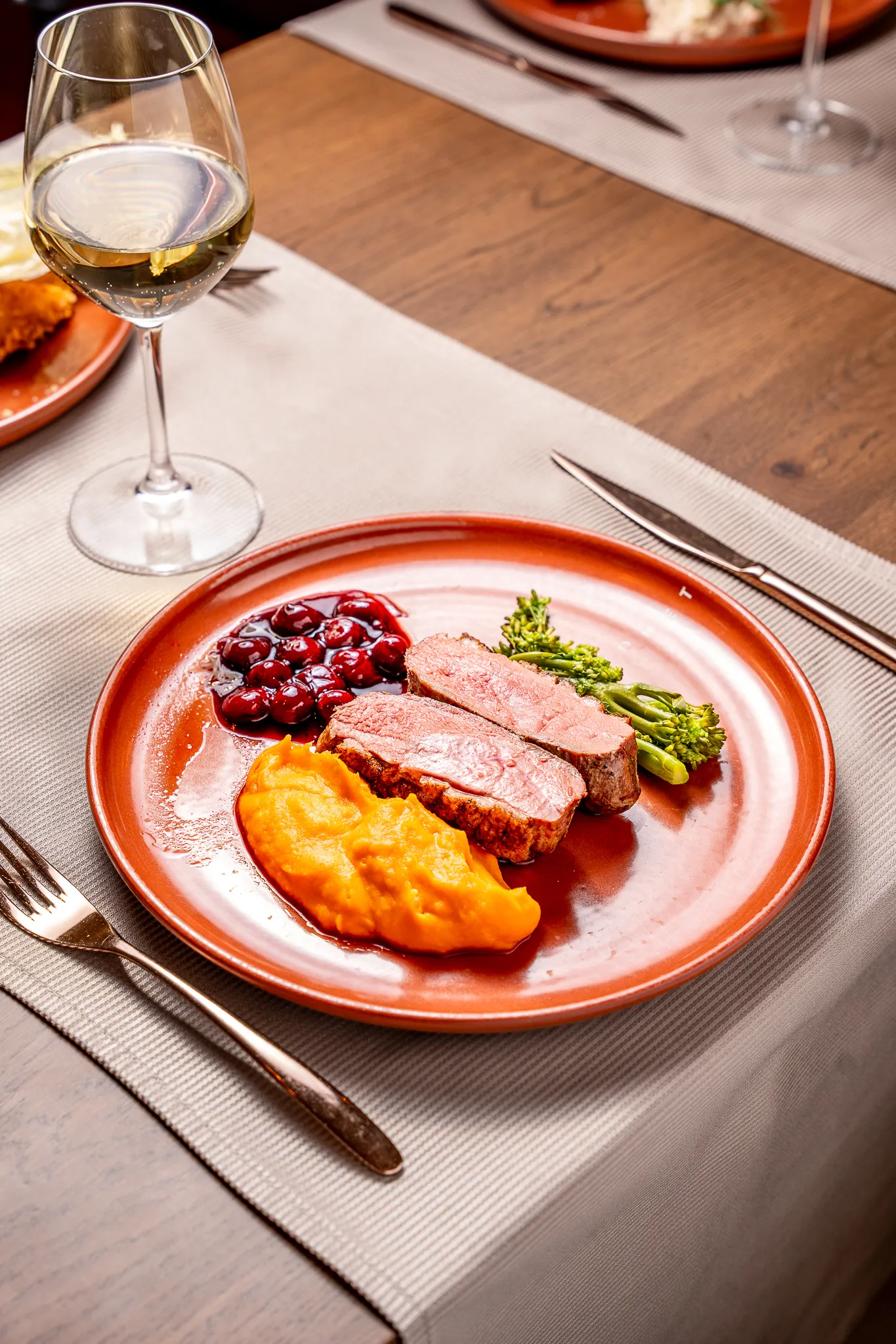 Piept de rață cu piure de cartofi dulci și broccoli