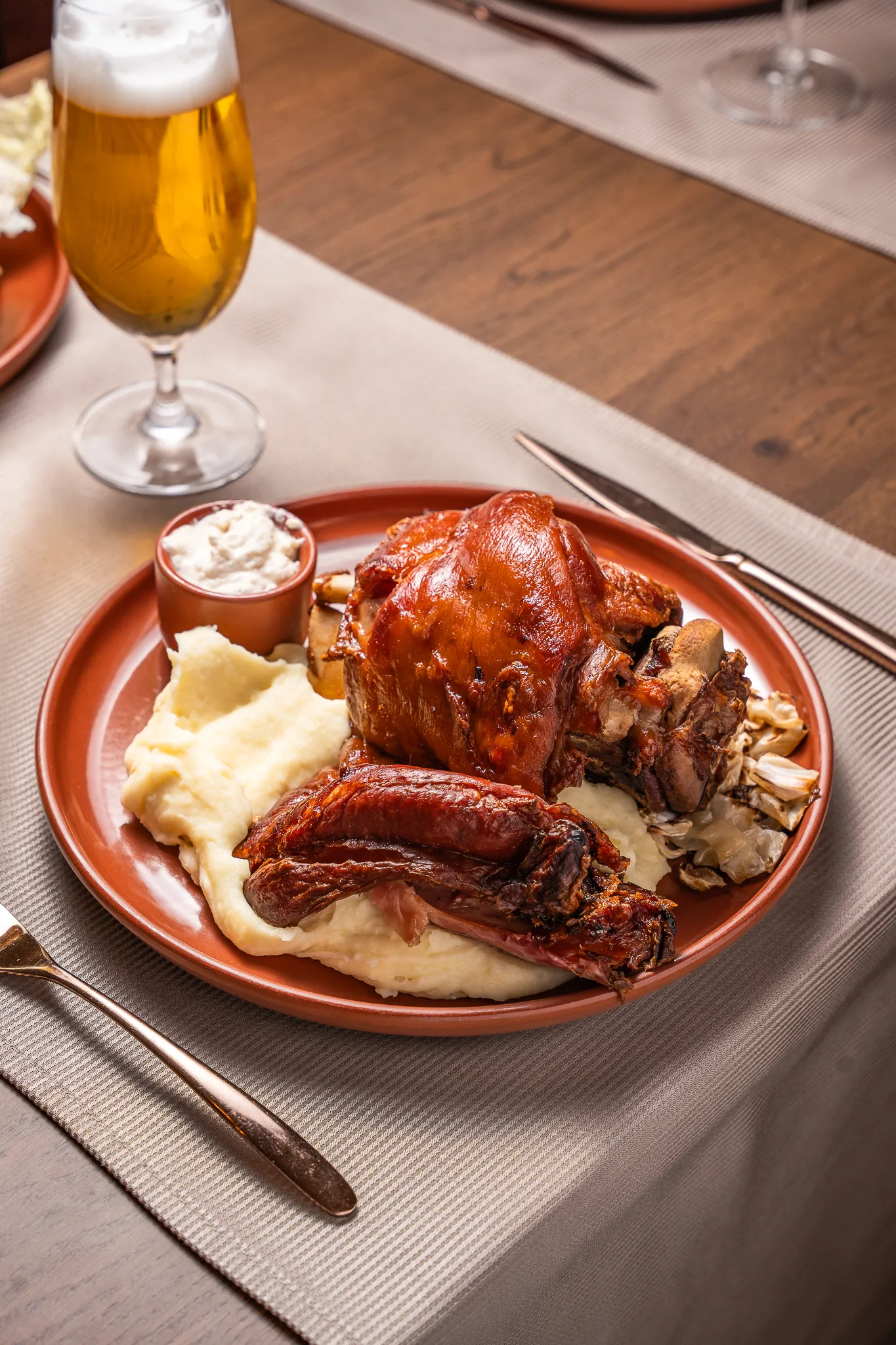 Ciolan de porc afumat cu lemn de fag