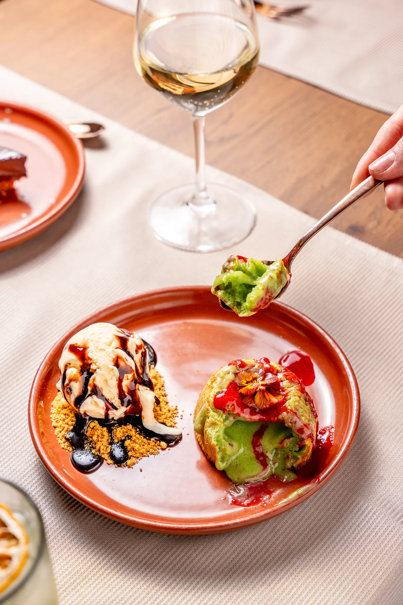 Lava Cake cu Fistic și Înghețată de Vanilie