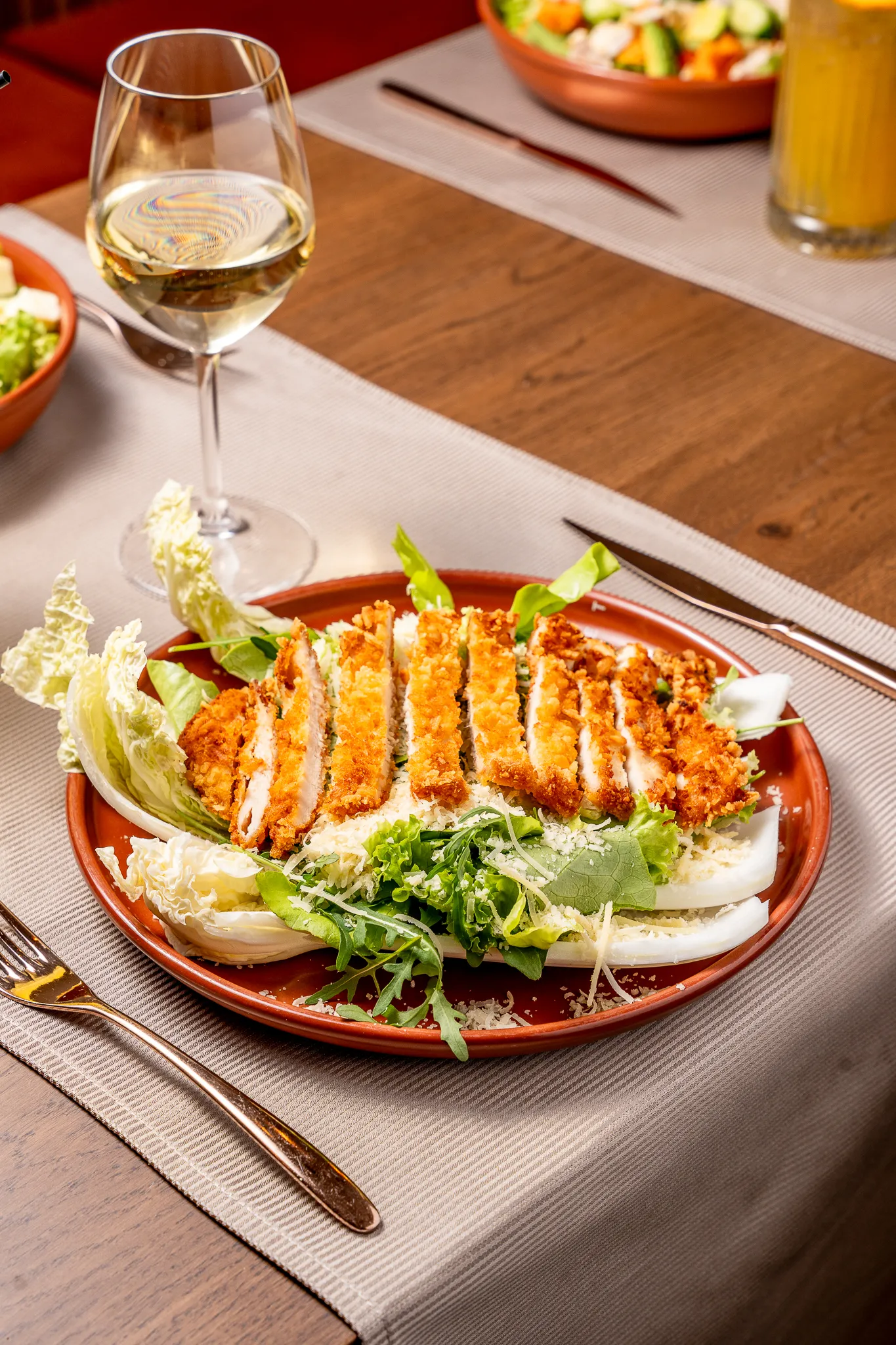 Salată cu Pui Crocant