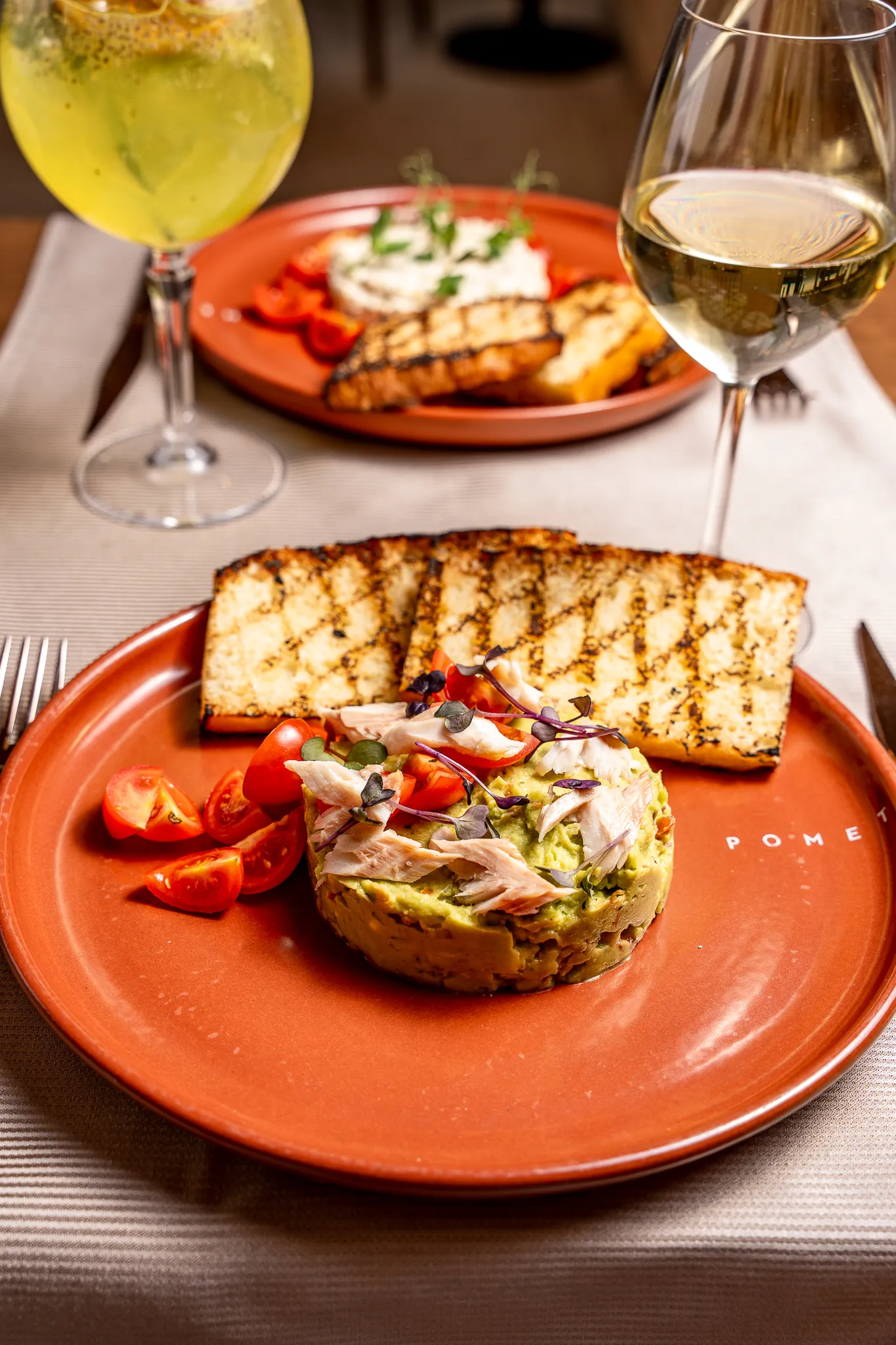 Cremă de avocado cu păstrăv afumat în casă