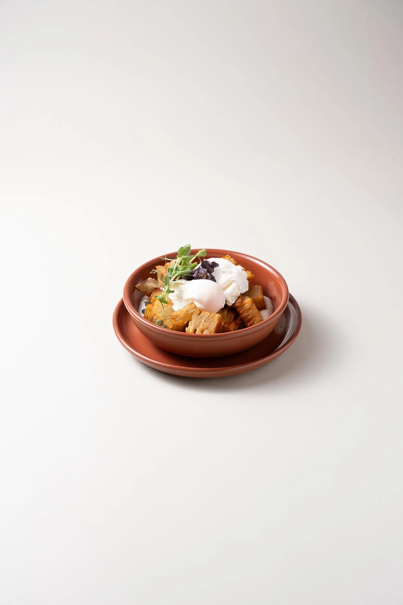 Cartofi Dauphinoise cu cremă de iaurt și ouă poșate