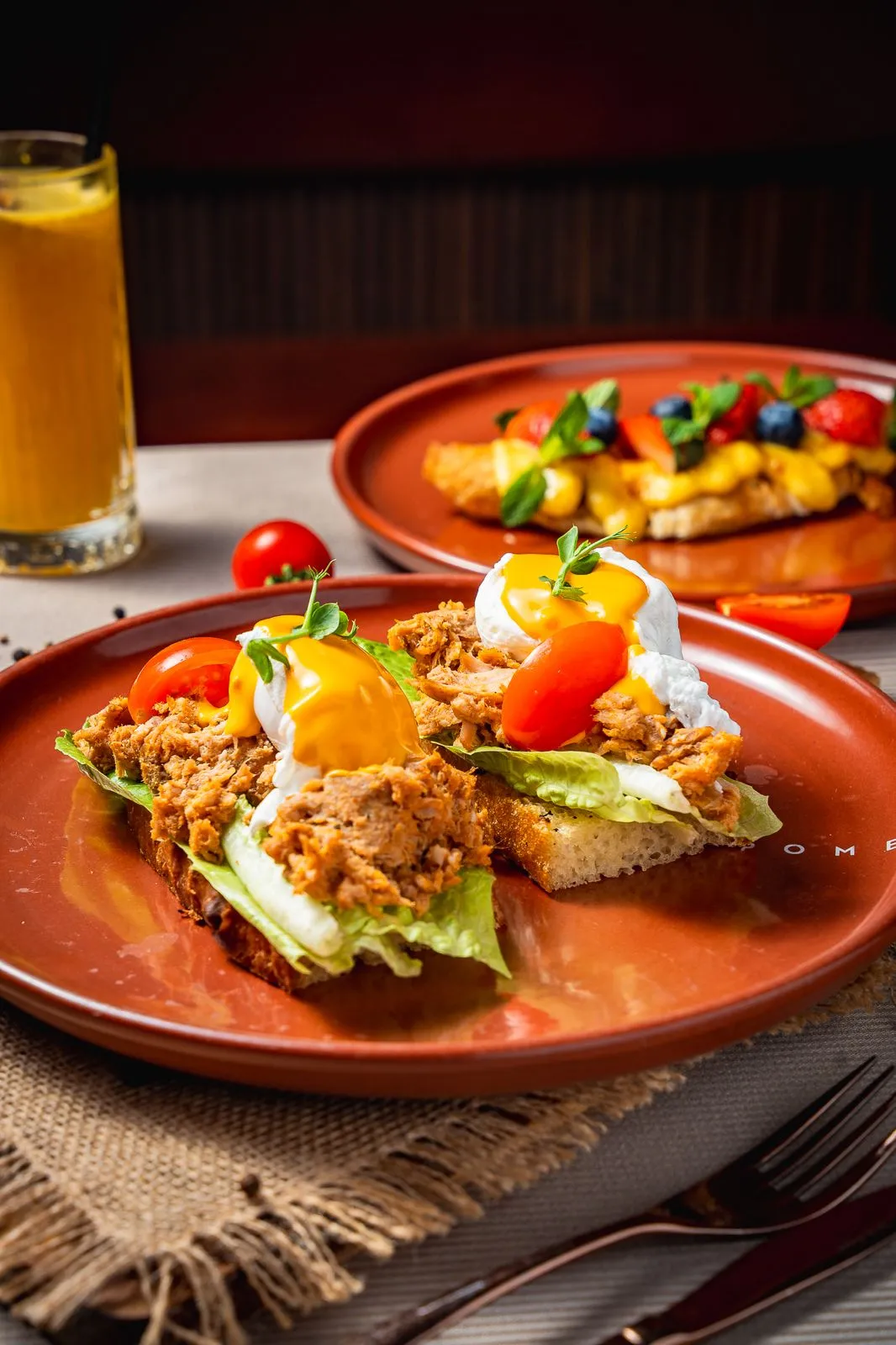 Eggs Benedict cu porc slow-cooked