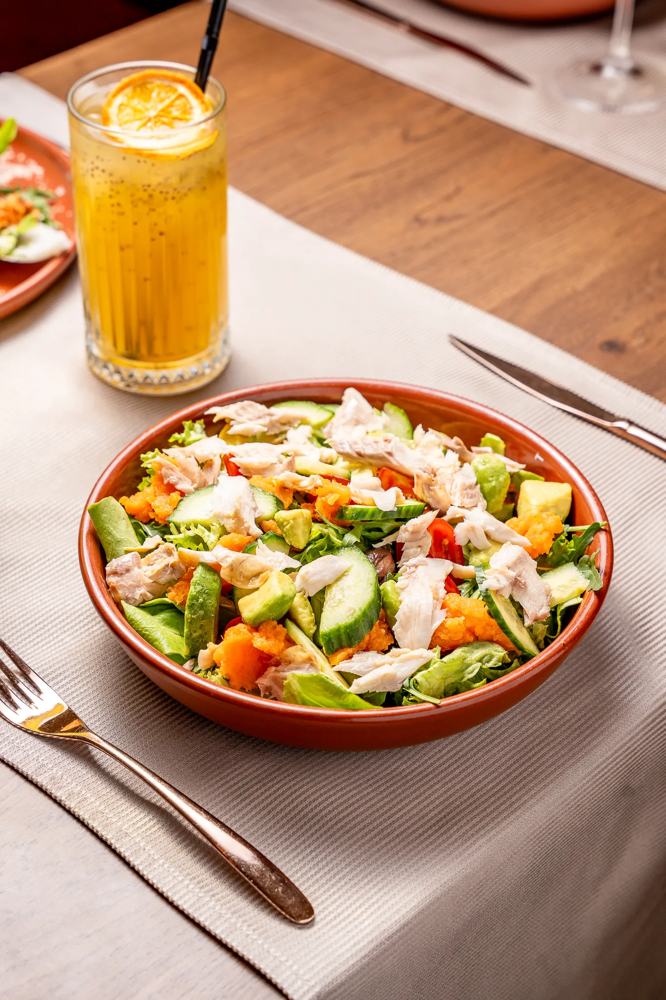 Salată cu păstrăv afumat în casă